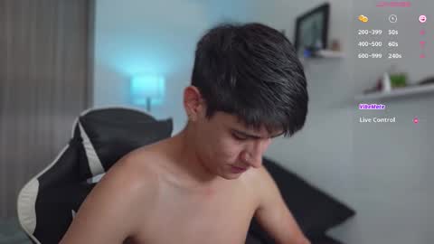 Snapshot of hey_cesard chatting on November 4, 3:33 pm hey_cesard online show from November 4, 3:33 pm