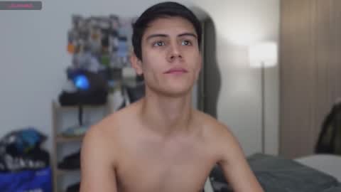 Snapshot of hey_cesard chatting on December 3, 4:05 pm hey_cesard online show from December 3, 4:05 pm