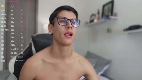 Snapshot of hey_cesard chatting on December 15, 3:38 pm hey_cesard online show from December 15, 3:38 pm