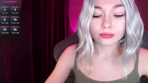 Snapshot of hey_nora_ chatting on February 19, 7:06 am Nora online show from February 19, 7:06 am