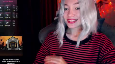 Snapshot of hey_nora_ chatting on November 1, 12:18 pm Nora online show from November 1, 12:18 pm