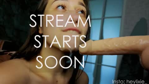 Snapshot of heylixie_ chatting on October 3, 12:51 am Li online show from October 3, 12:51 am