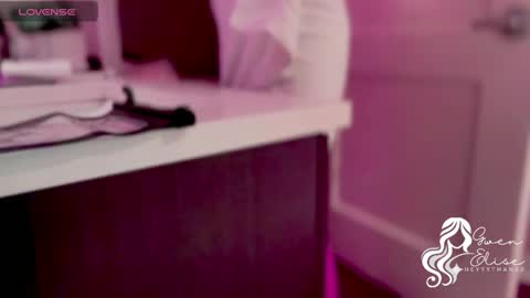 Snapshot of heyyythanks chatting on November 6, 1:17 am Gwen Elise online show from November 6, 1:17 am