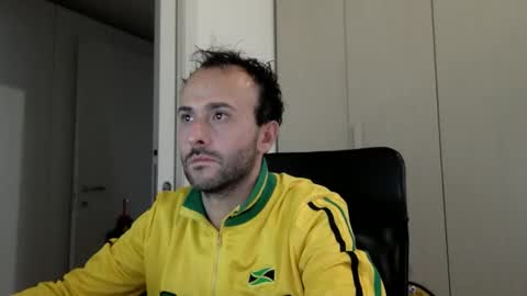 Snapshot of hhombre chatting on December 18, 2:01 pm hhombre online show from December 18, 2:01 pm