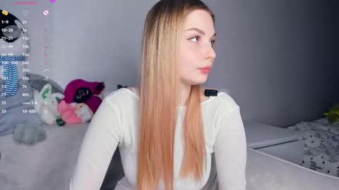 Snapshot of hidden_charm chatting on February 5, 6:01 pm Elizabeth online show from February 5, 6:01 pm