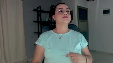 Snapshot of hillary_12 chatting on December 20, 1:25 am Miranda online show from December 20, 1:25 am