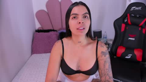 Snapshot of hillary_jones chatting on February 5, 11:02 am sarah online show from February 5, 11:02 am