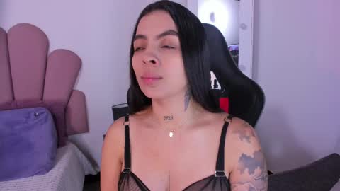 Snapshot of hillary_jones chatting on February 11, 11:43 am sarah online show from February 11, 11:43 am