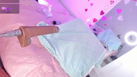 Snapshot of hillary_smile chatting on December 4, 8:28 pm Hilary online show from December 4, 8:28 pm