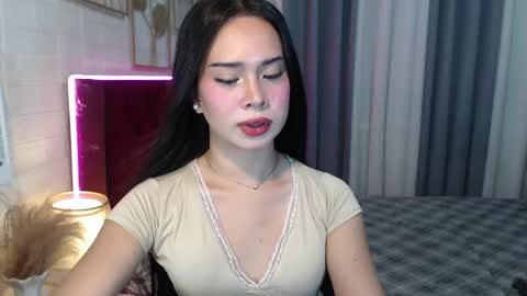 hoelymolly online show from April 21, 12:01 am