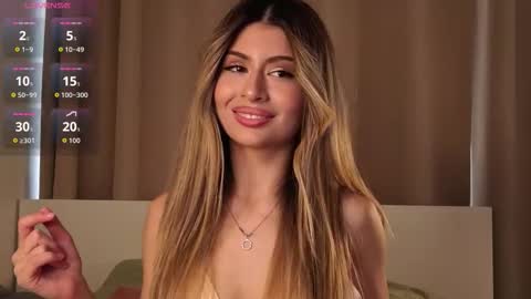 Snapshot of holayoula chatting on September 24, 8:17 am Moni Monica online show from September 24, 8:17 am