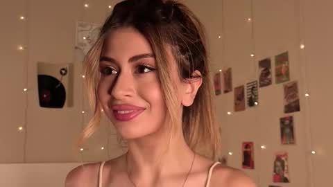 Snapshot of holayoula chatting on October 10, 8:13 am Moni Monica online show from October 10, 8:13 am