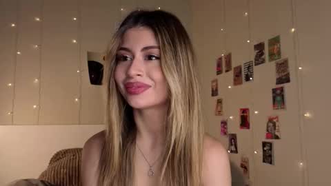 Snapshot of holayoula chatting on October 12, 8:13 am Moni Monica online show from October 12, 8:13 am