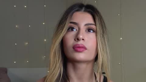 Snapshot of holayoula chatting on October 28, 8:07 am Moni Monica online show from October 28, 8:07 am