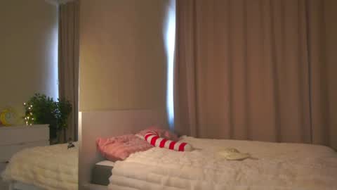 Moni Monica online show from April 5, 8:00 am