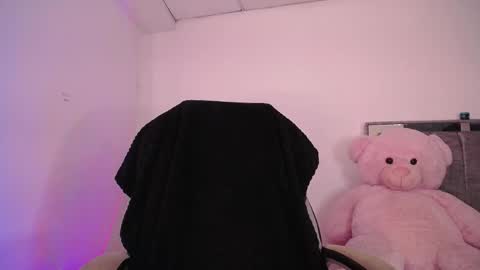 Snapshot of holly_16 chatting on November 9, 8:51 pm holly_16 online show from November 9, 8:51 pm