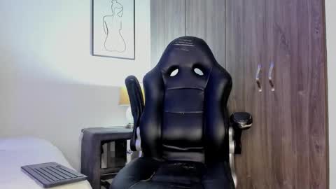 Snapshot of holly_29_m chatting on January 10, 4:36 am Mara online show from January 10, 4:36 am