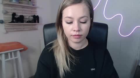 Snapshot of holly_bb95 chatting on December 9, 6:34 am Holly online show from December 9, 6:34 am