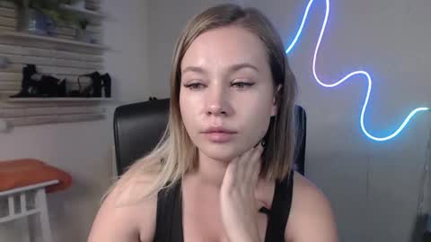 Snapshot of holly_bb95 chatting on December 12, 1:10 am Holly online show from December 12, 1:10 am