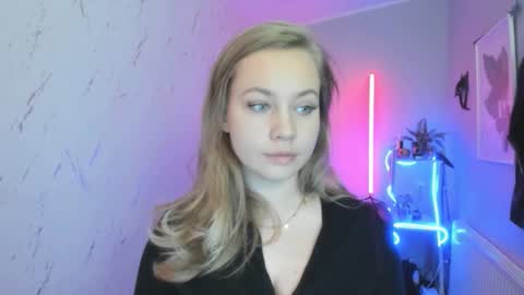 Snapshot of holly_bb95 chatting on October 21, 6:19 pm Holly online show from October 21, 6:19 pm