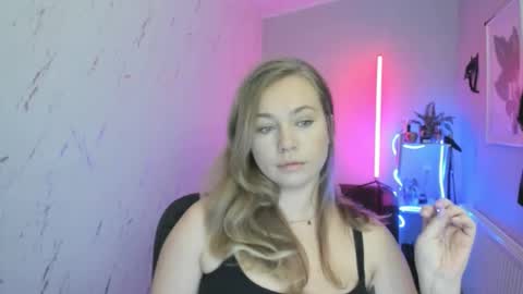 Snapshot of holly_bb95 chatting on October 22, 6:40 pm Holly online show from October 22, 6:40 pm