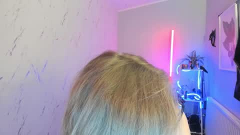 Snapshot of holly_bb95 chatting on October 28, 6:32 pm Holly online show from October 28, 6:32 pm