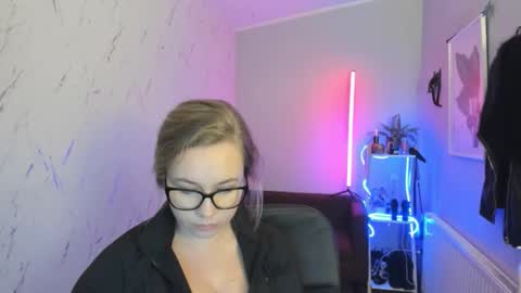 Snapshot of holly_bb95 chatting on November 4, 8:52 pm Holly online show from November 4, 8:52 pm