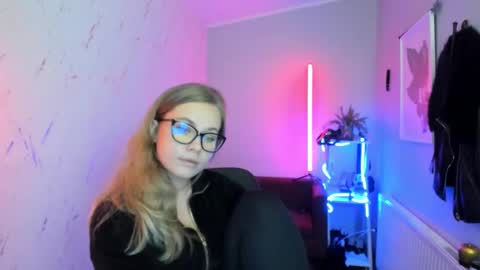 Snapshot of holly_bb95 chatting on November 12, 7:13 pm Holly online show from November 12, 7:13 pm