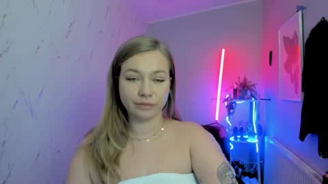 Snapshot of holly_bb95 chatting on November 19, 7:58 pm Holly online show from November 19, 7:58 pm