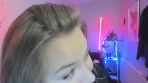 Snapshot of holly_bb95 chatting on November 24, 8:30 pm Holly online show from November 24, 8:30 pm