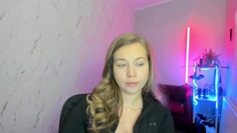 Snapshot of holly_bb95 chatting on November 29, 9:40 pm Holly online show from November 29, 9:40 pm