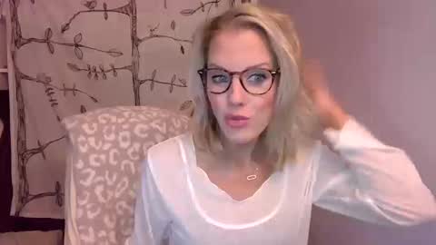 holly_bourbon online show from October 10, 11:48 pm