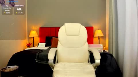 Snapshot of holly_madison_ chatting on November 16, 1:06 pm Holly Madisson online show from November 16, 1:06 pm