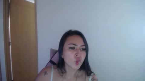 Snapshot of holly_rose69 chatting on December 15, 5:17 pm Holly online show from December 15, 5:17 pm