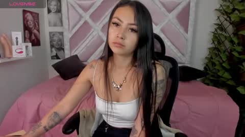 Snapshot of holly_rose69 chatting on December 16, 8:47 pm Holly online show from December 16, 8:47 pm