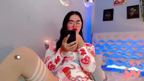 Snapshot of holly_sunshine69 chatting on April 25, 8:50 am Apple online show from April 25, 8:50 am