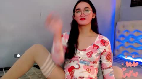 Snapshot of holly_sunshine69 chatting on May 17, 2:20 am Apple online show from May 17, 2:20 am
