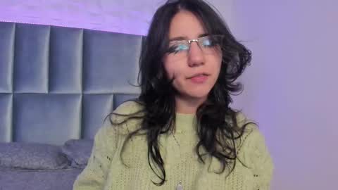 hollypeach_ online show from December 21, 2:57 pm