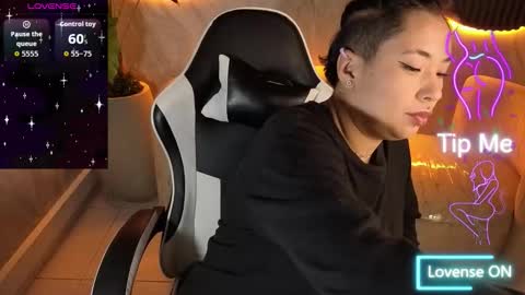 Holly  online show from November 20, 1:11 pm