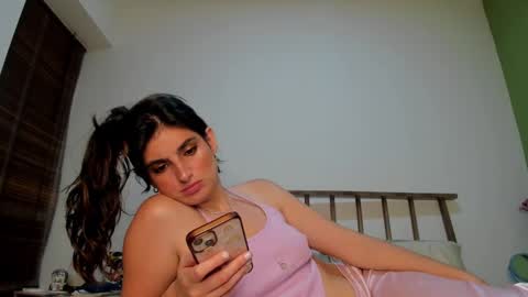 Snapshot of hollyshit_ chatting on December 7, 1:14 am hollyshit_ online show from December 7, 1:14 am