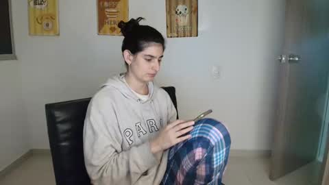 Snapshot of hollyshit_ chatting on October 24, 2:52 am hollyshit_ online show from October 24, 2:52 am