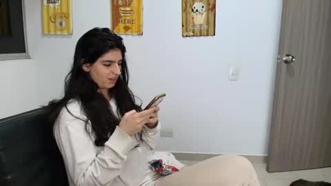 Snapshot of hollyshit_ chatting on November 7, 1:05 am hollyshit_ online show from November 7, 1:05 am