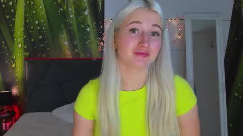 Snapshot of hollytaillor chatting on October 22, 12:05 pm HollyTaillor online show from October 22, 12:05 pm