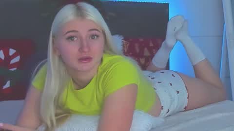 Snapshot of hollytaillor chatting on December 14, 6:41 am HollyTaillor online show from December 14, 6:41 am