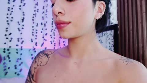 Snapshot of hollyxx_ chatting on December 12, 2:04 am holly online show from December 12, 2:04 am