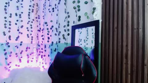 Snapshot of hollyxx_ chatting on December 12, 10:09 pm holly online show from December 12, 10:09 pm