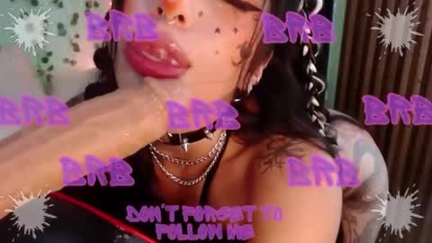 Snapshot of hollyxx_ chatting on December 17, 8:43 pm holly online show from December 17, 8:43 pm