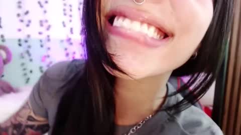 Snapshot of hollyxx_ chatting on December 21, 5:18 pm holly online show from December 21, 5:18 pm