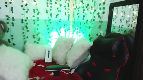 Snapshot of hollyxx_ chatting on December 30, 7:21 pm holly online show from December 30, 7:21 pm