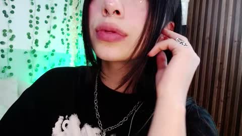 Snapshot of hollyxx_ chatting on December 31, 5:29 pm holly online show from December 31, 5:29 pm